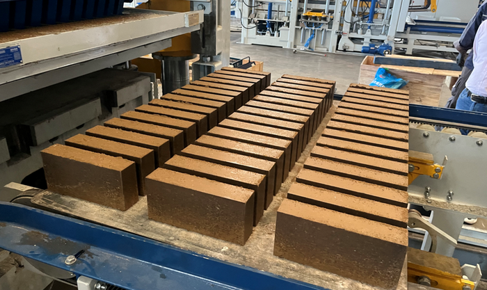 Mesin Pembuat Batako ZN1500 Sepenuhnya Otomatis Memberdayakan Klien Tiongkok Timur dalam Pemanfaatan Sumber Daya Lumpur